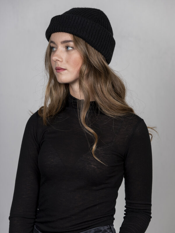 Edited Beanie Kana 2. Fight the cold temperatures in style. This beanie is knitted in a rib design in a soft material for...