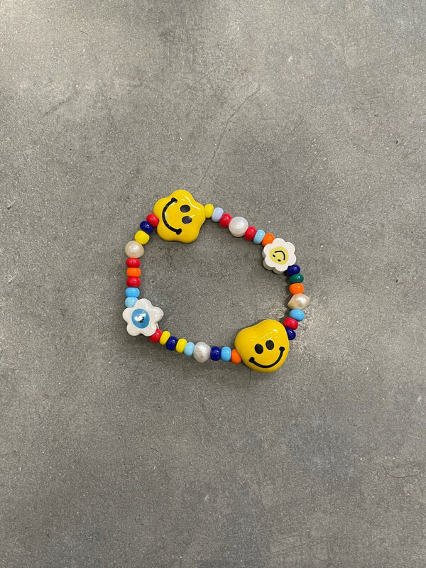 Les Soeurs Kids Bracelet Gloria Flower 1. Brighten up your child's outfit with this nice bracelet with multicolored beads...