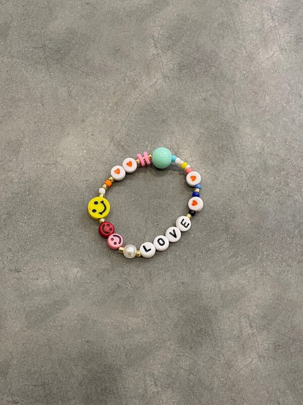 Les Soeurs Kids Bracelet Gloria Love 1. Brighten up your child's outfit with this nice bracelet with multicolored beads a...