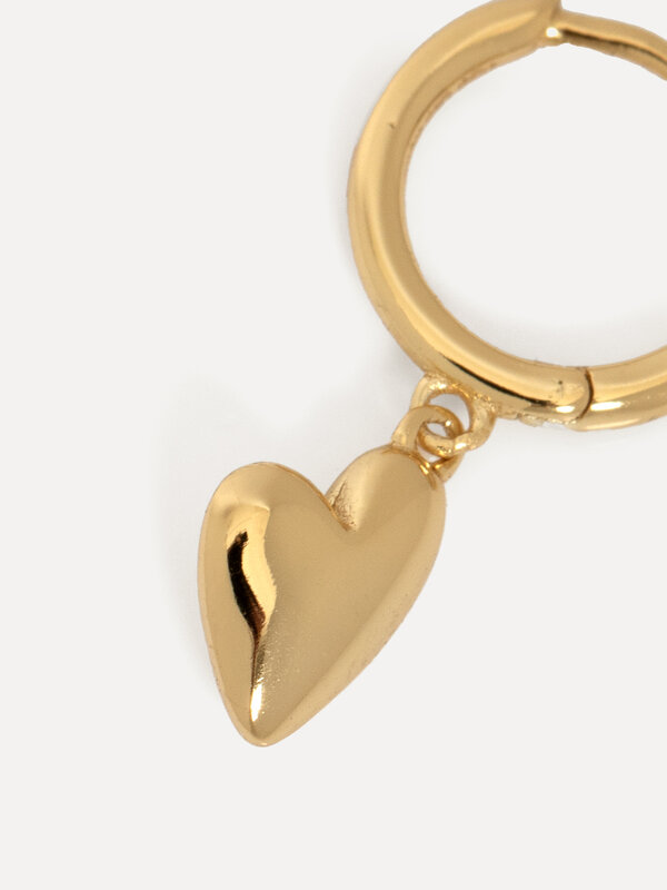 Les Soeurs Earring Jeanne Heart 4. Give yourself some love with this heart earring. Irresistible and cute! This gold earr...