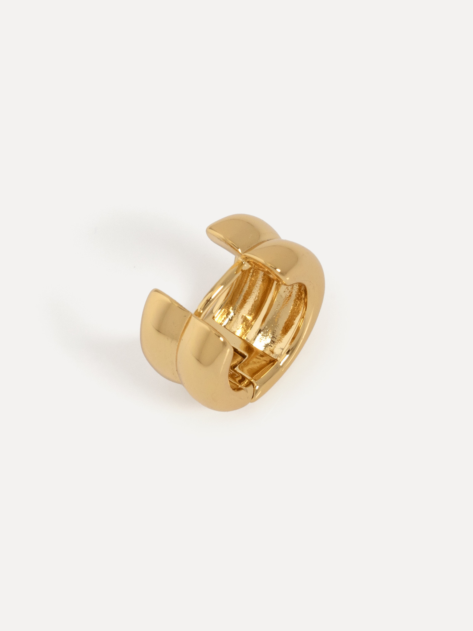 Les Soeurs Oorbel Ferdi Double Huggie 4. Deze veelzijdige gouden huggie geeft je de perfecte double-stack look met slecht...