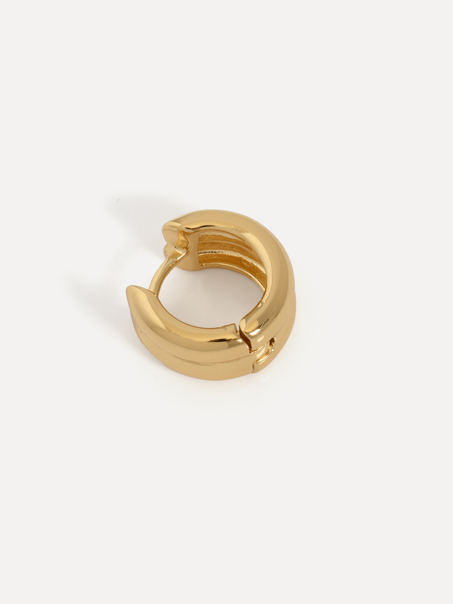 Les Soeurs Oorbel Ferdi Double Huggie 5. Deze veelzijdige gouden huggie geeft je de perfecte double-stack look met slecht...