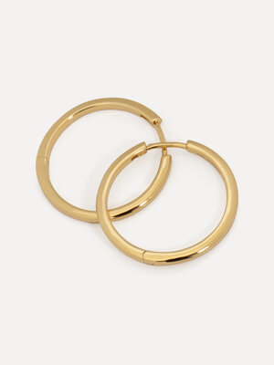 Oorbellen Set Carly Medium. Met een strakke, ingetogen esthetiek kunnen deze prachtige gouden oorringen bij elke gelegenh...