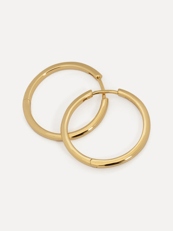 Les Soeurs Earrings Set Carly Medium 1. With a clean, understated aesthetic, these beautiful gold hoop earrings can be wo...