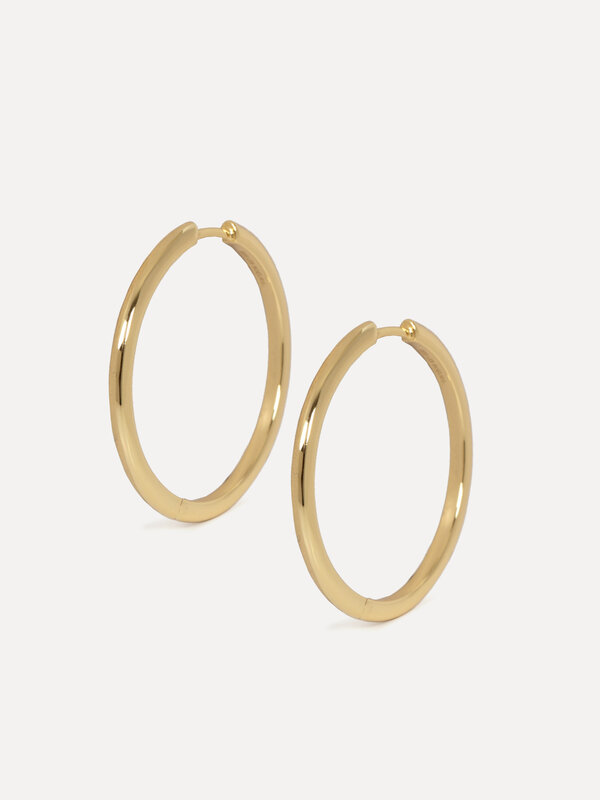 Les Soeurs Oorbellen Set Carly Large 1. Maak een statement van minimalisme met deze sierlijke gouden oorringen. Licht en ...