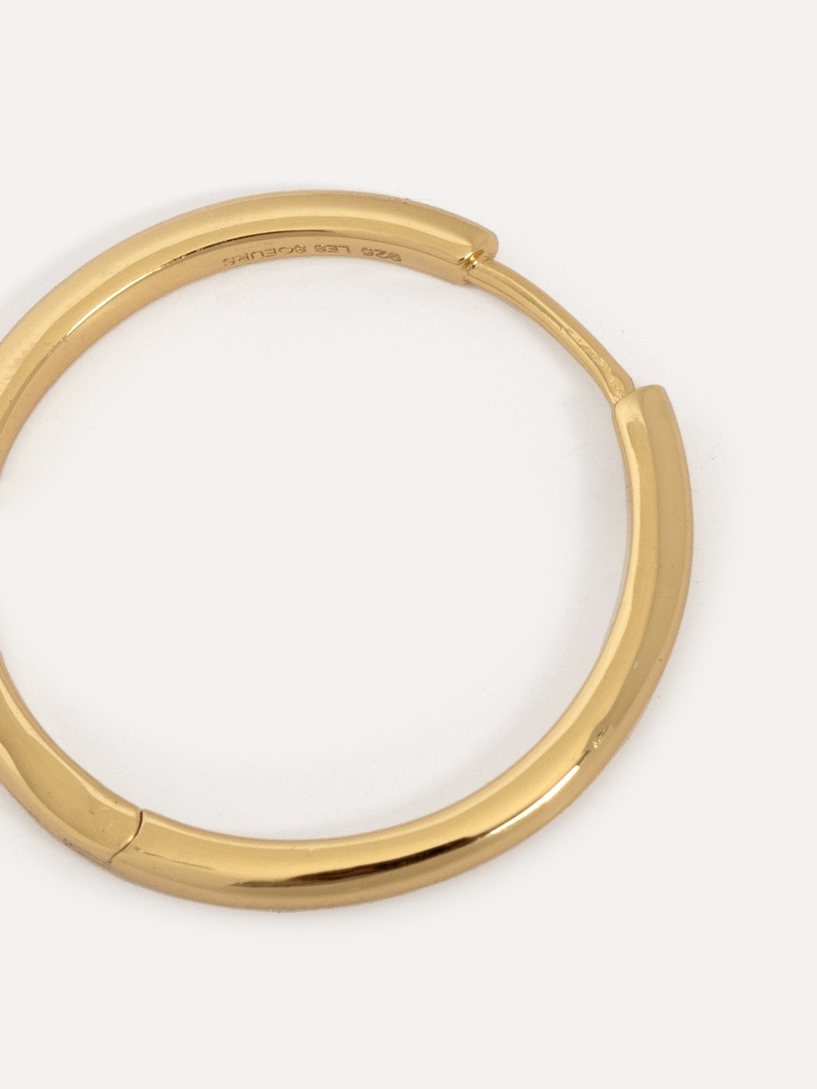 Les Soeurs Boucles d'oreilles Carly Medium 4. D'une esthétique épurée, ces magnifiques boucles d'oreilles en or peuvent ê...
