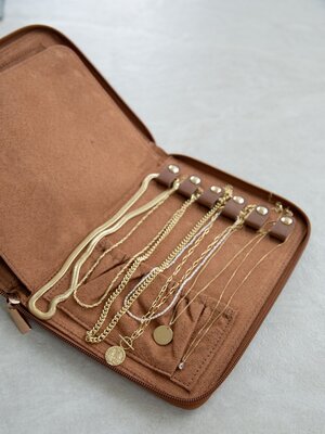 Pochette à bijoux Mae. Vous cherchez un étui compact pour ranger vos bijoux Les Soeurs préférés au quotidien ? Cet étui e...