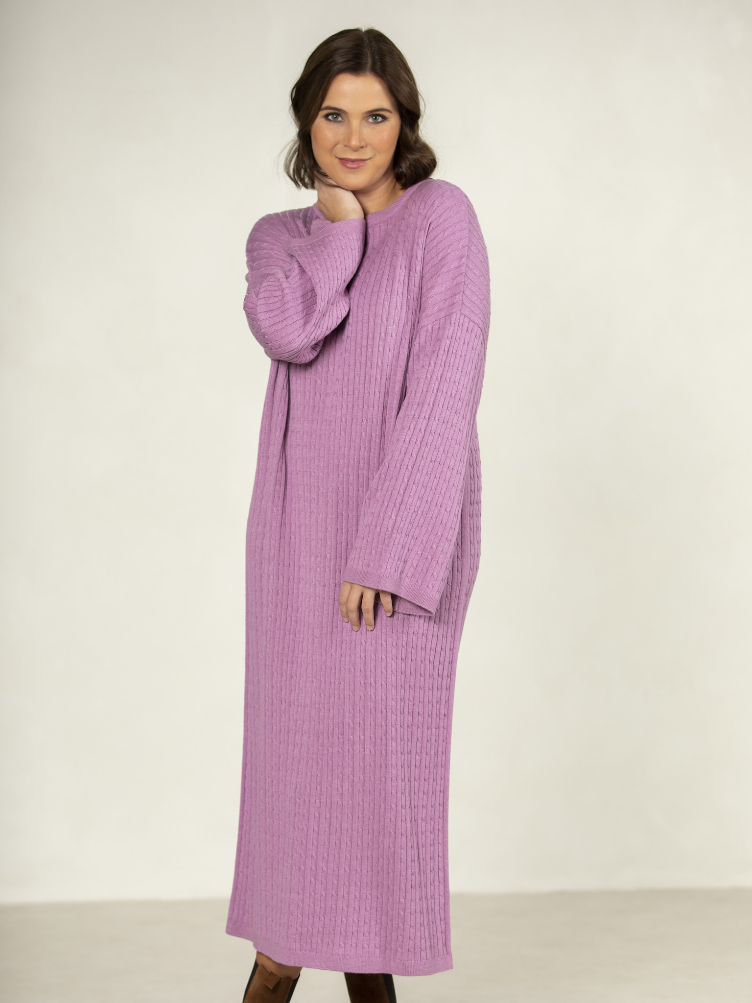 Les Soeurs Robe en maille torsadée Ciara 3. Le confort de votre pull préféré sous forme de robe. Cette robe en maille tor...