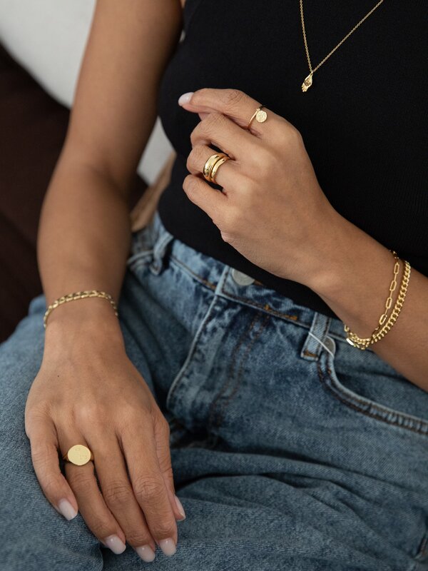Les Soeurs Bracelet Mara Curb Chain 5. With a timeless elegance, this curb bracelet is the understated jewel you need in ...