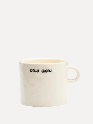 Mok Drama Queen. De Drama Queen Mug is gemaakt van keramiek. Deze mok is voor iedereen die graag in gedachten wegzinkt on...