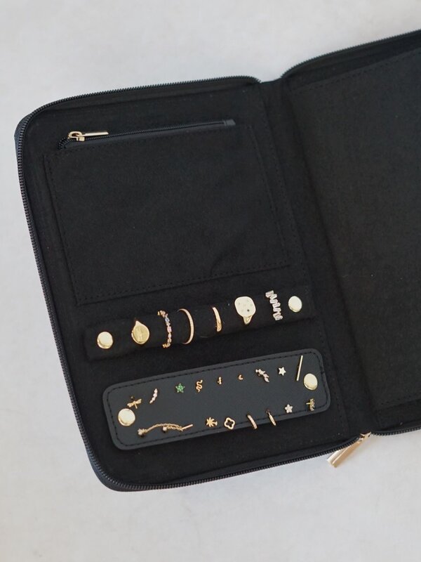 Les Soeurs Jewelry Case Mae 1. Looking for a compact case where you can store your favorite Les Soeurs jewelery every day...