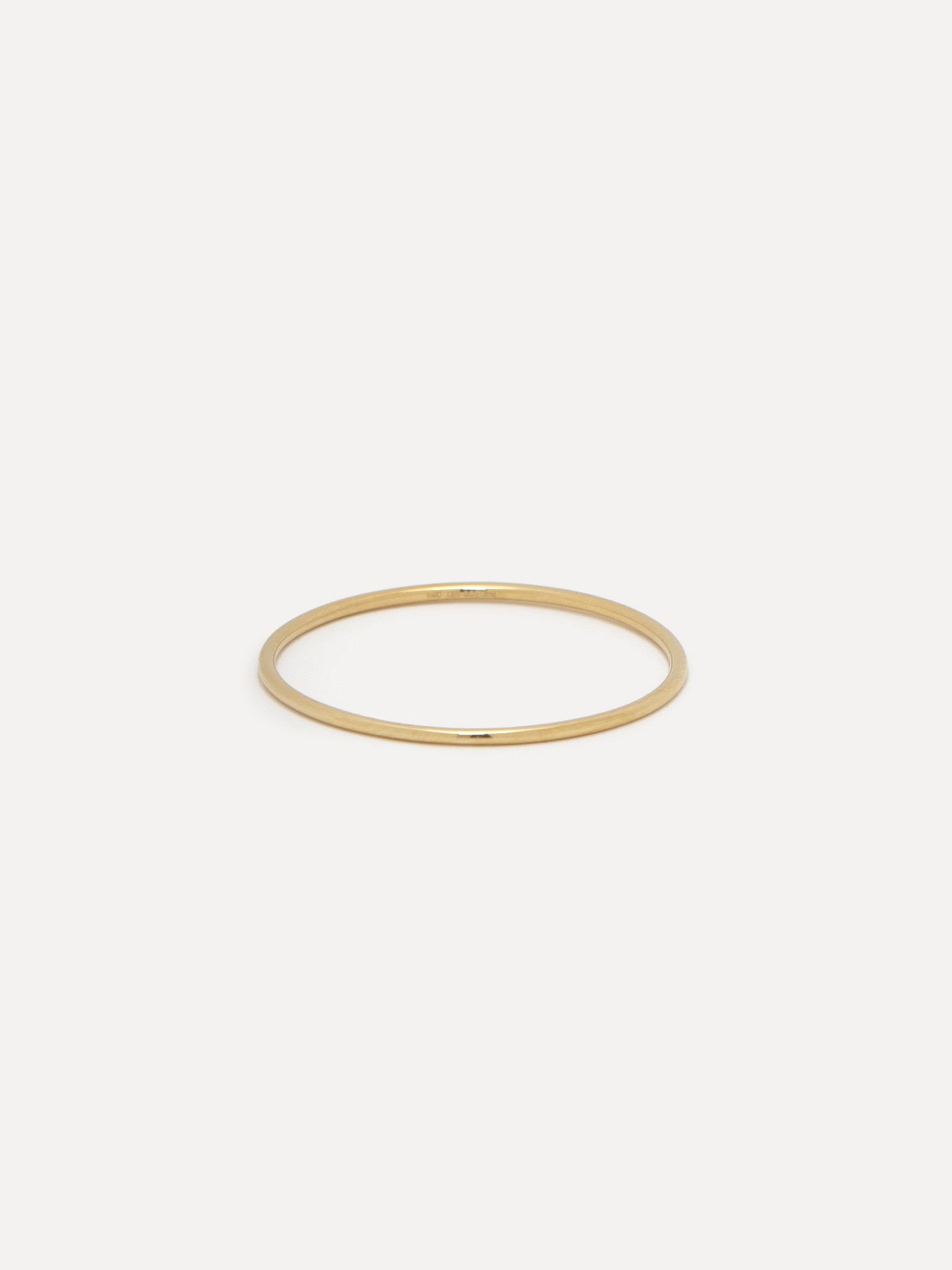 Les Soeurs 14K Bague Gaja Fine 1. Cette délicate bague en or fin 14k est intemporelle et élégante. Ajoutez cette bague en...