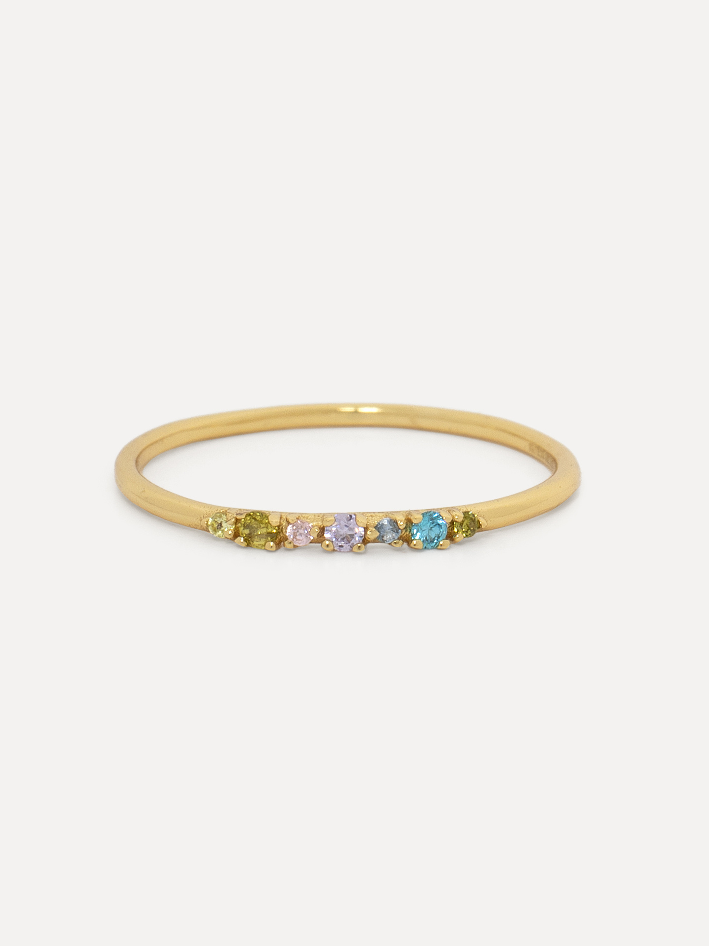 Les Soeurs Ring Chloe Vintage Multi 1. A timeless ring with a sleek design decorated with sparkling colored zirconia. An ...