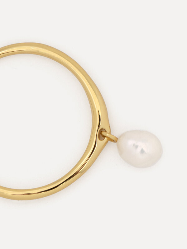 Les Soeurs Ring Ginette Pearl 1. Deze sierlijke ring met een dropped parel is de must-have van het seizoen. Deze elegante...