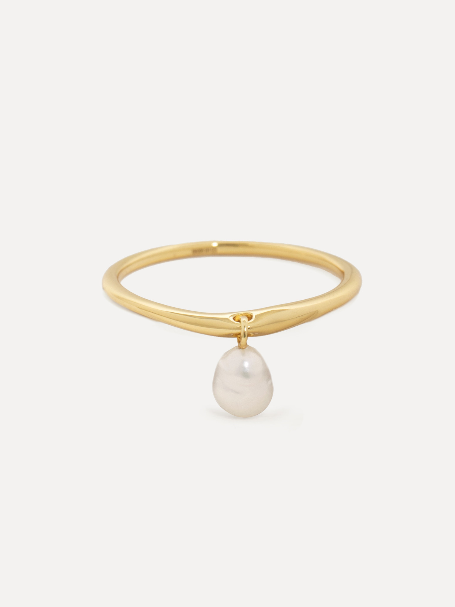Les Soeurs Ring Ginette Pearl 4. Deze sierlijke ring met een dropped parel is de must-have van het seizoen. Deze elegante...
