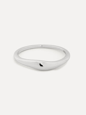 Bague Ginette Flowy. Avec sa texture brillante et fluide et son aspect minimaliste, cette bague s'adapte à tous les looks...