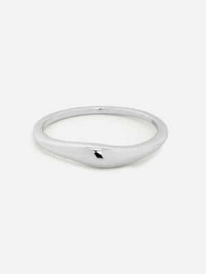 Ring Ginette Flowy. Met zijn hoogglans, flowy textuur en minimalistische uitstraling past deze ring bij elke look. Een ti...