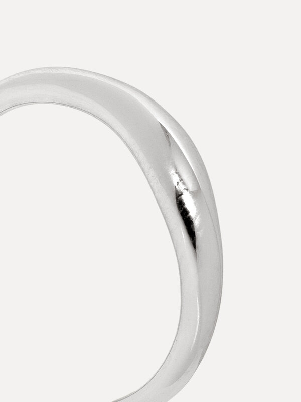 Les Soeurs Bague Ginette Flowy 4. Avec sa texture brillante et fluide et son aspect minimaliste, cette bague s'adapte à t...