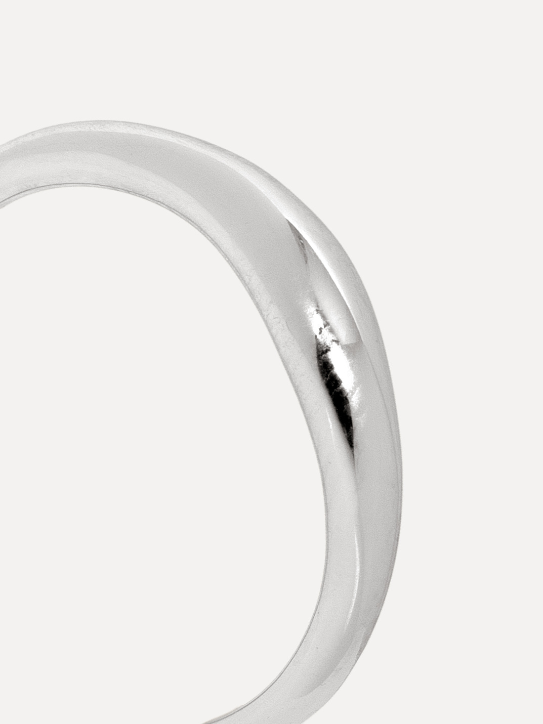 Les Soeurs Ring Ginette Flowy 4. With its high gloss, flowy texture and minimalist look, this ring will suit any look. A ...