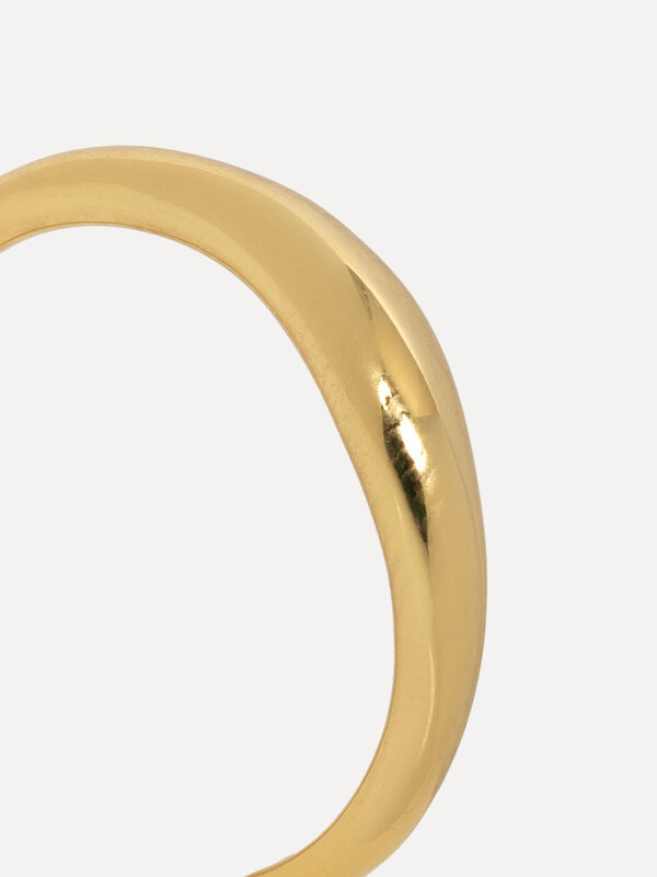 Les Soeurs Ring Ginette Flowy 4. With its high shine, flowy texture and minimalist look, this gold ring fits every look. ...