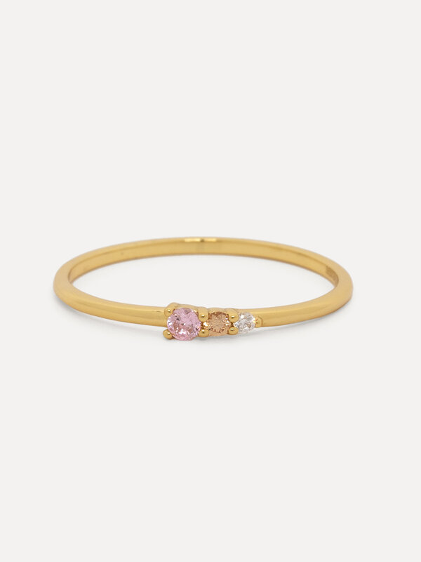 Les Soeurs Bague Chloe Vintage Triple Pierre 1. Cette bague délicate brille avec des pierres en zircon de trois couleurs....