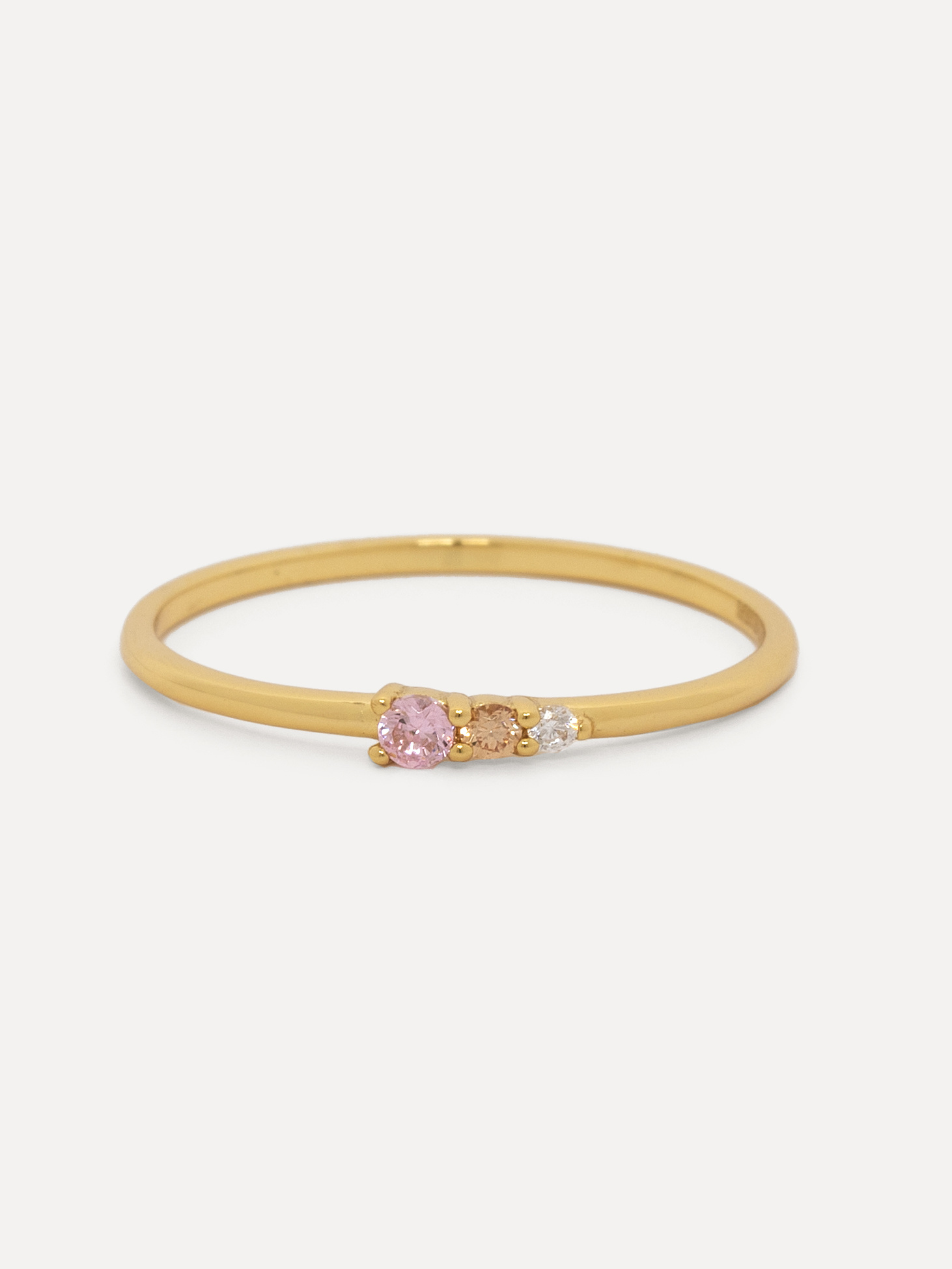Les Soeurs Bague Chloe Vintage Triple Pierre 1. Cette bague délicate brille avec des pierres en zircon de trois couleurs....