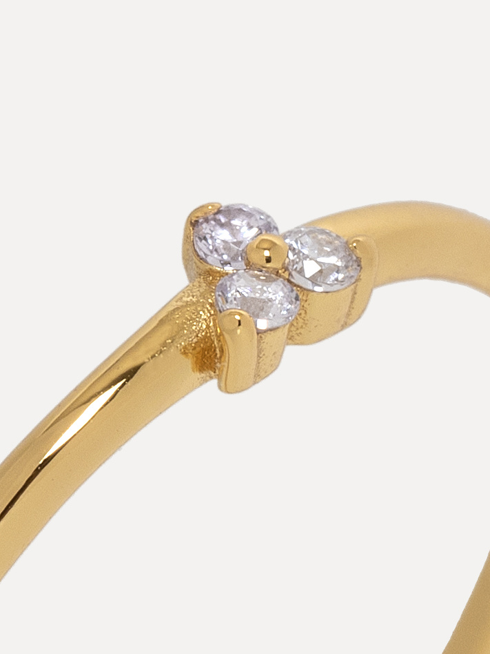 Les Soeurs Ring Chloe Vintage Triangle 4. Add sparkle to any occasion with this timeless, elegant ring. The classic desig...