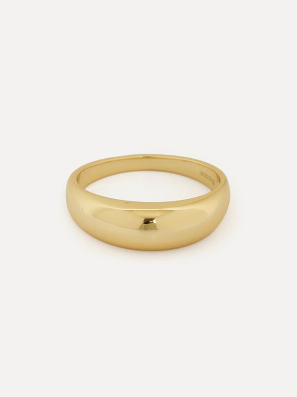 Les Soeurs Bague Gilda Dome 4. Une bague simple avec une touche d'exclusivité. Cette pièce dégage une atmosphère abstrait...