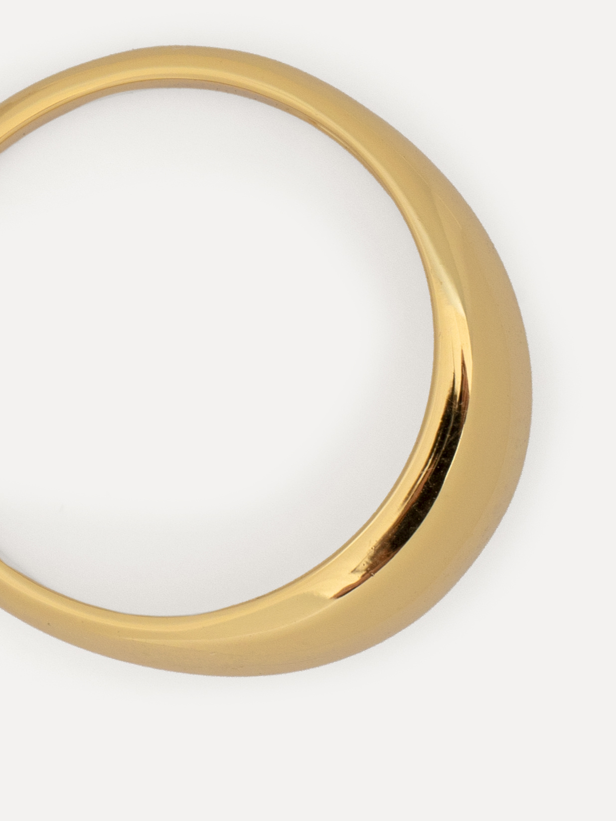 Les Soeurs Ring Gilda Dome 1. Simpele ring met een exclusief gevoel. Dit stuk straalt een abstracte maar stijlvolle sfeer...