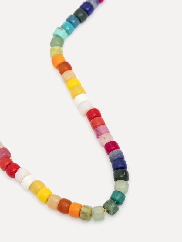 Les Soeurs Collier Enis Beads 1. Ajoutez une charmante touche de couleur à vos tenues de tous les jours grâce à ce collie...