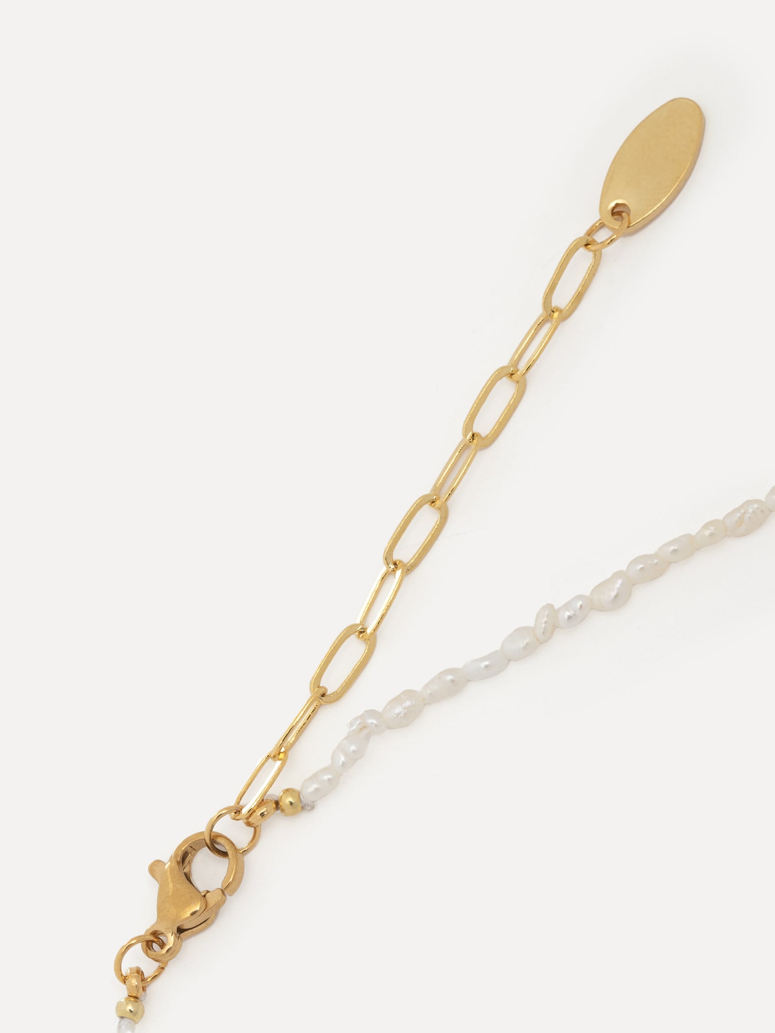 Les Soeurs Necklace Rayan 5. An elegant strand of fine imitation pearls makes up this classic necklace. A dreamy look for...