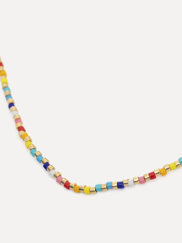 Les Soeurs Collier Rori Mama 5. Les perles colorées et dorées font de ce collier une pièce vibrante et ludique qui peut ê...