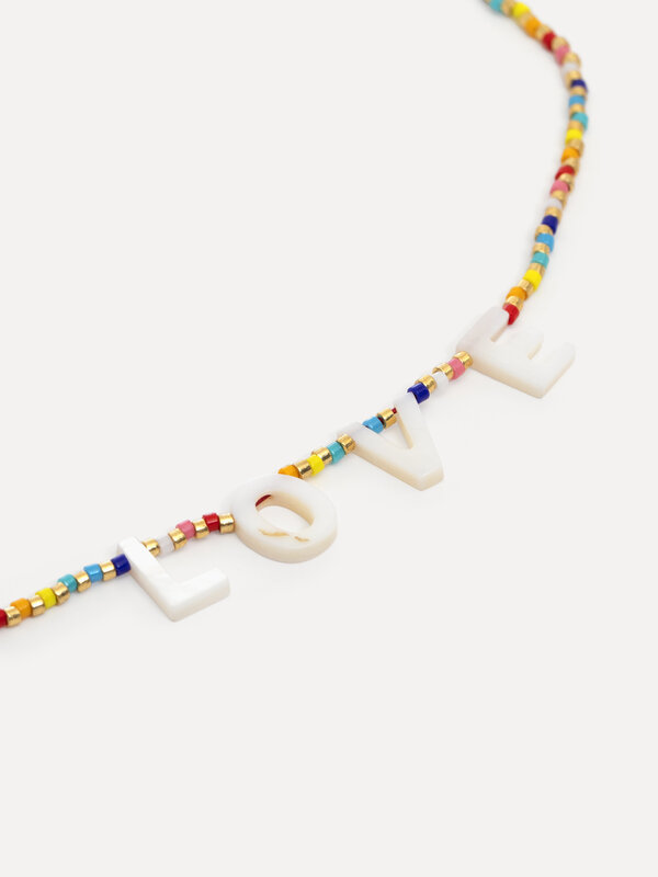 Les Soeurs Ketting Rori Love 1. Kleurrijke en goudkleurige krale maken van deze halsketting een levendig, speels stuk dat...