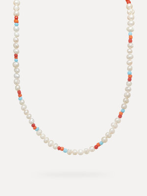 Collier Rune. Été, distinctif et élégant, ce collier se distingue par un mélange de perles et de perles colorées.