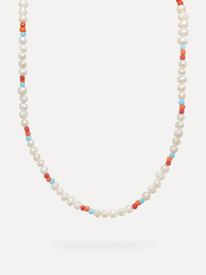 Necklace Rune. Summery, distinctive and stylish, this necklace stands out with a mix of pearls and colored beads.