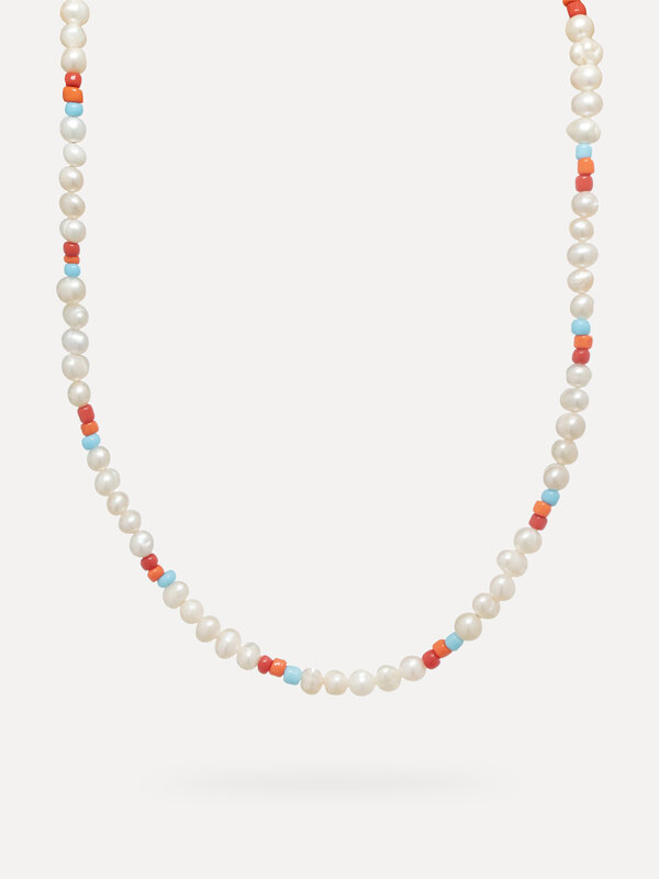 Les Soeurs Necklace Rune. Summery, distinctive and stylish, this necklace stands out with a mix of pearls and colored beads.