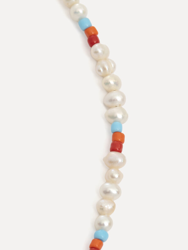 Les Soeurs Necklace Rune 5. Summery, distinctive and stylish, this necklace stands out with a mix of pearls and colored b...