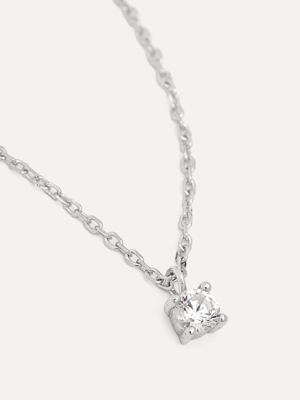 Les Soeurs Collier Romee Extra Fine Chain Strass 4. Ce magnifique collier orné d'un délicat strass est parfait pour ajout...