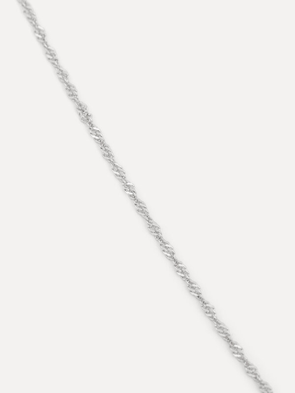 Les Soeurs Necklace Romee Twisted Chain 1. This fine twisted necklace is perfect for any look, day or night. Due to the f...