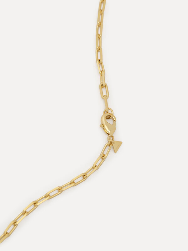 Les Soeurs Collier Roma Grande Chaîne 5. Ajoutez un bijou classique à votre collection avec ce collier à maillons. Portez...