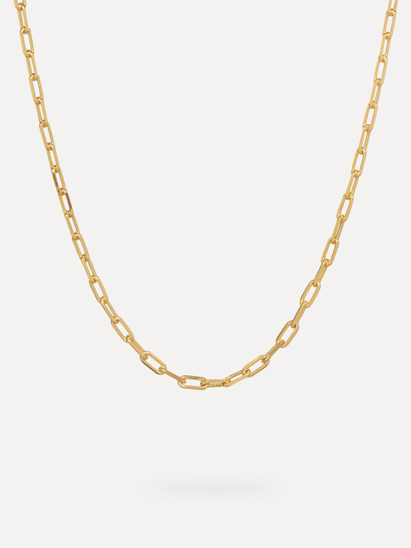 Les Soeurs Collier Roma Grande Chaîne 1. Ajoutez un bijou classique à votre collection avec ce collier à maillons. Portez...