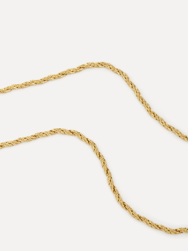 Les Soeurs Collier Rana Rope Chain 4. Apportez de l'élégance à vos looks quotidiens avec ce collier en corde. Le collier ...