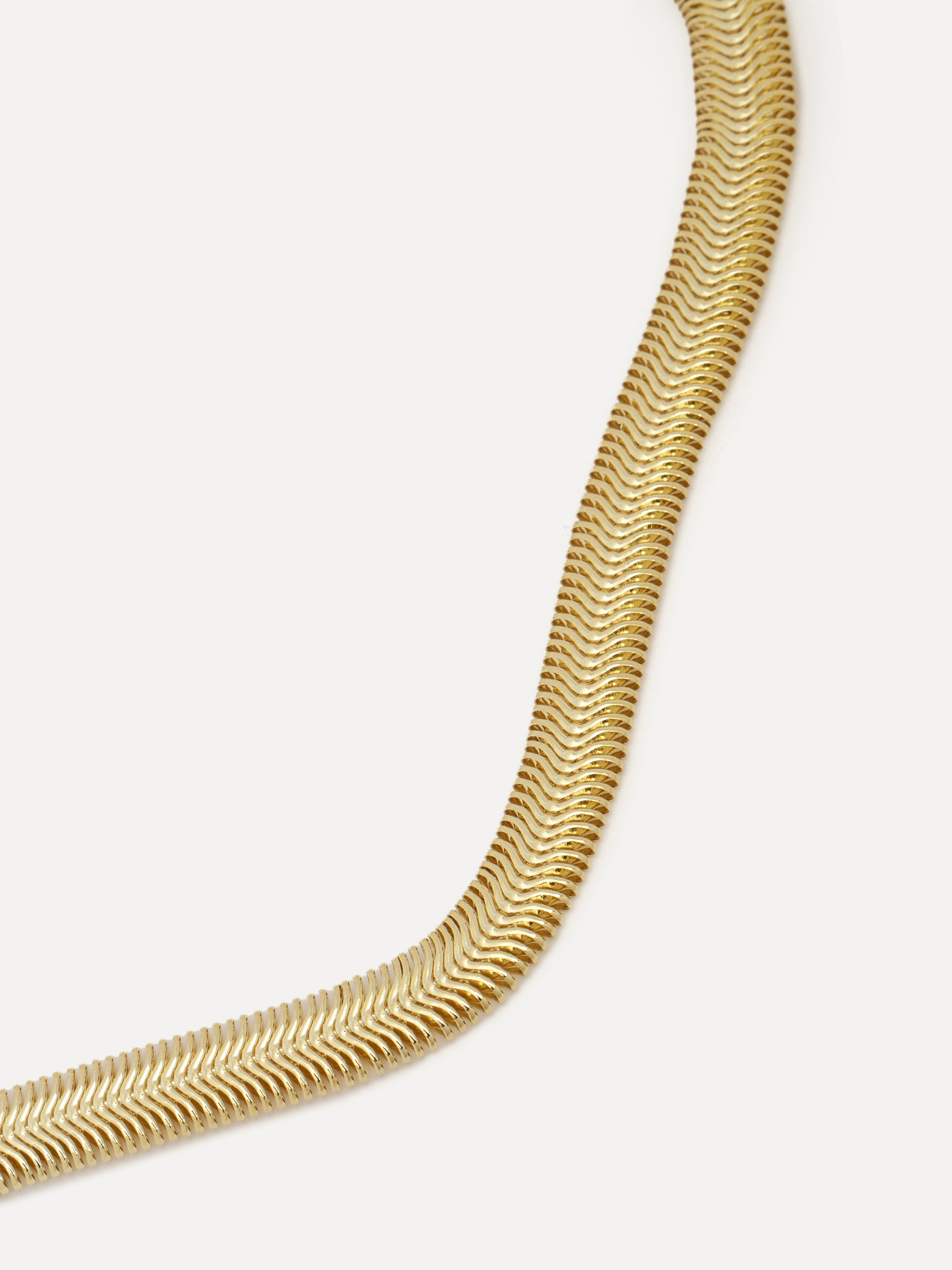 Les Soeurs Ketting Rana Herringbone 1. Draag deze ketting met visgraat motief alleen voor een minimalistische look of com...