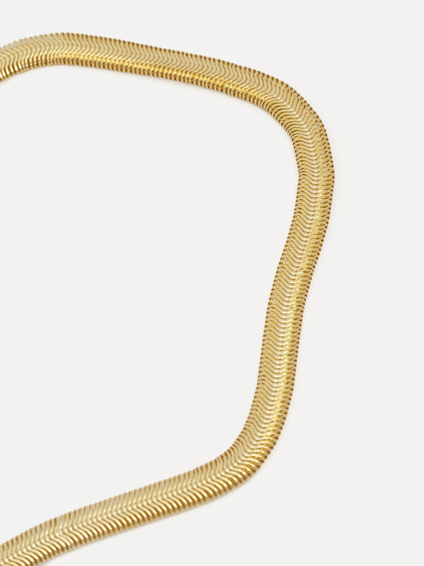 Les Soeurs Ketting Rana Herringbone 5. Draag deze ketting met visgraat motief alleen voor een minimalistische look of com...