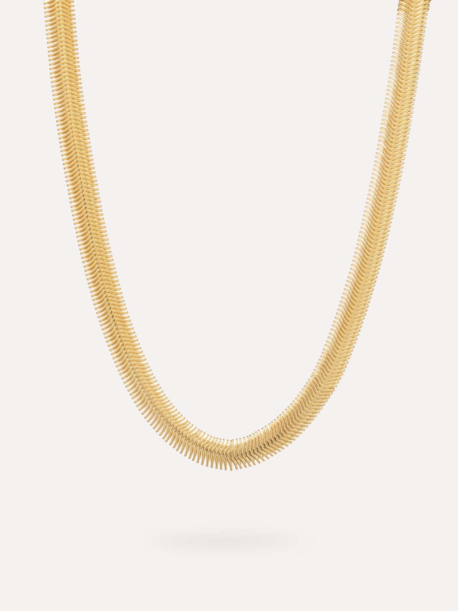 Les Soeurs Ketting Rana Herringbone 4. Draag deze ketting met visgraat motief alleen voor een minimalistische look of com...
