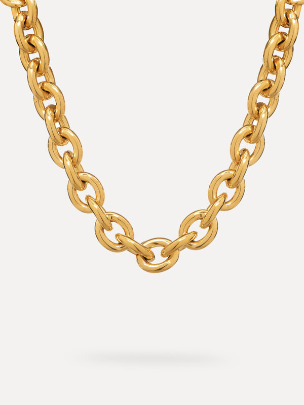 Les Soeurs Necklace Raya Chunky Chain 1. A link chain with chunky, interlocking links. It's bold enough to wear alone, ye...