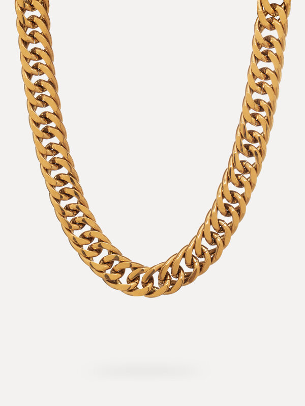 Les Soeurs Necklace Raya Cuban Chain 1. Draw attention to your neck with this stylish curb necklace. This link necklace i...