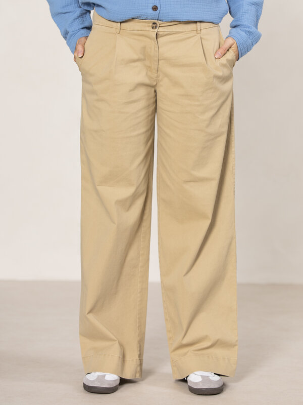 Les Soeurs Chino Steph 2. Vous pouvez porter ce pantalon chino taille basse en beige toute l'année. La taille basse et le...