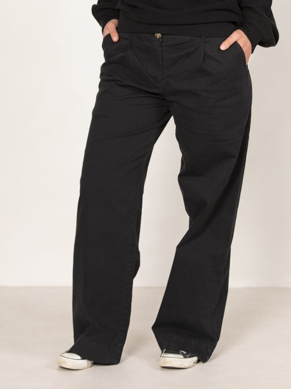 Les Soeurs Rechte Chino Steph 2. Deze low waist zwarte chino broek draag je het hele jaar door. De lage taille en lange b...