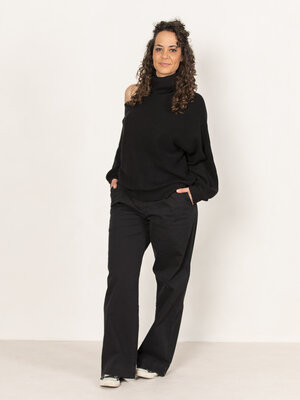 Straight Chino Steph. You can wear these low waist black chino pants all year round. The low waist and long legs with lar...